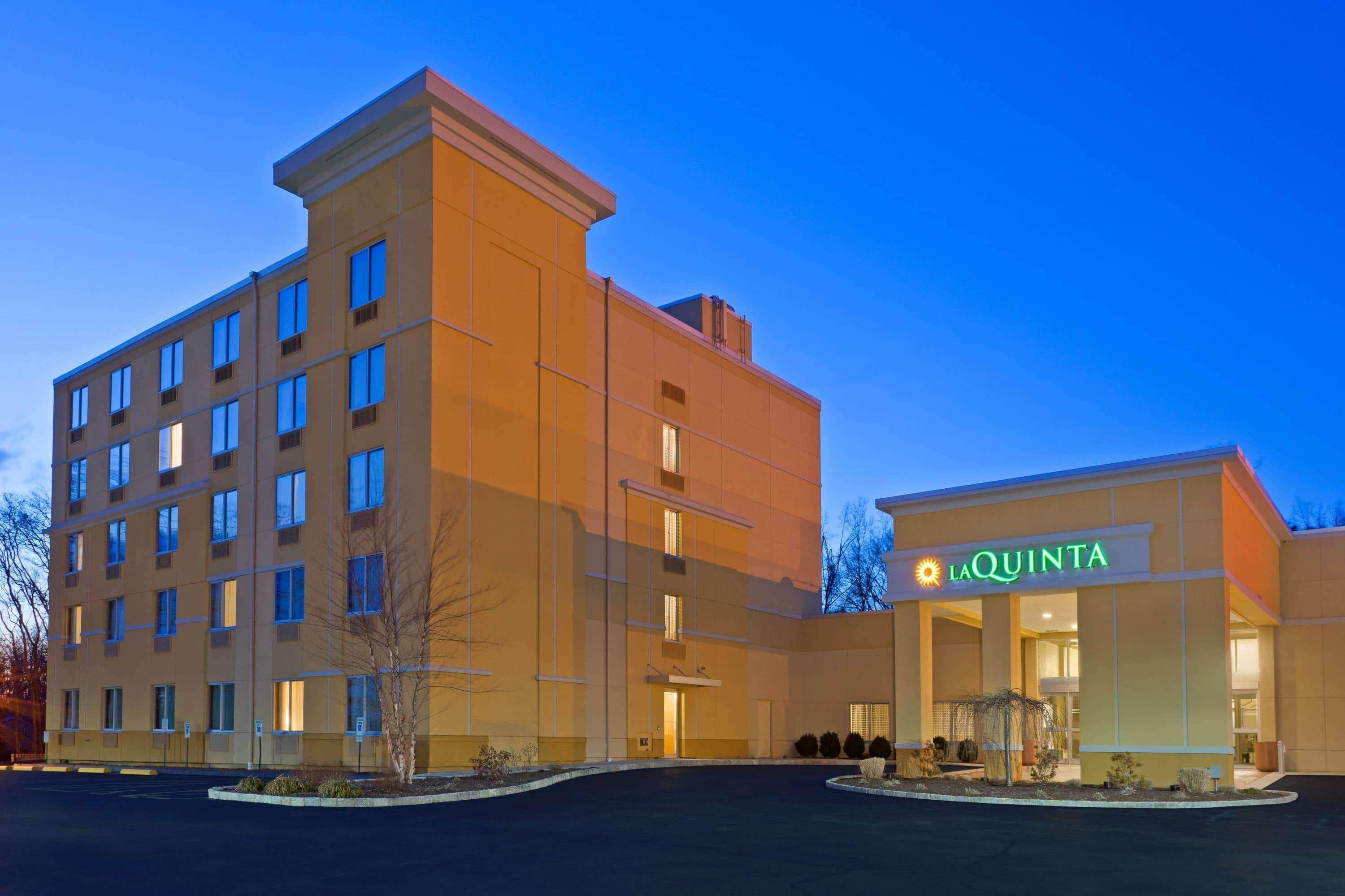 La Quinta By Wyndham Danbury Hotel Exterior photo