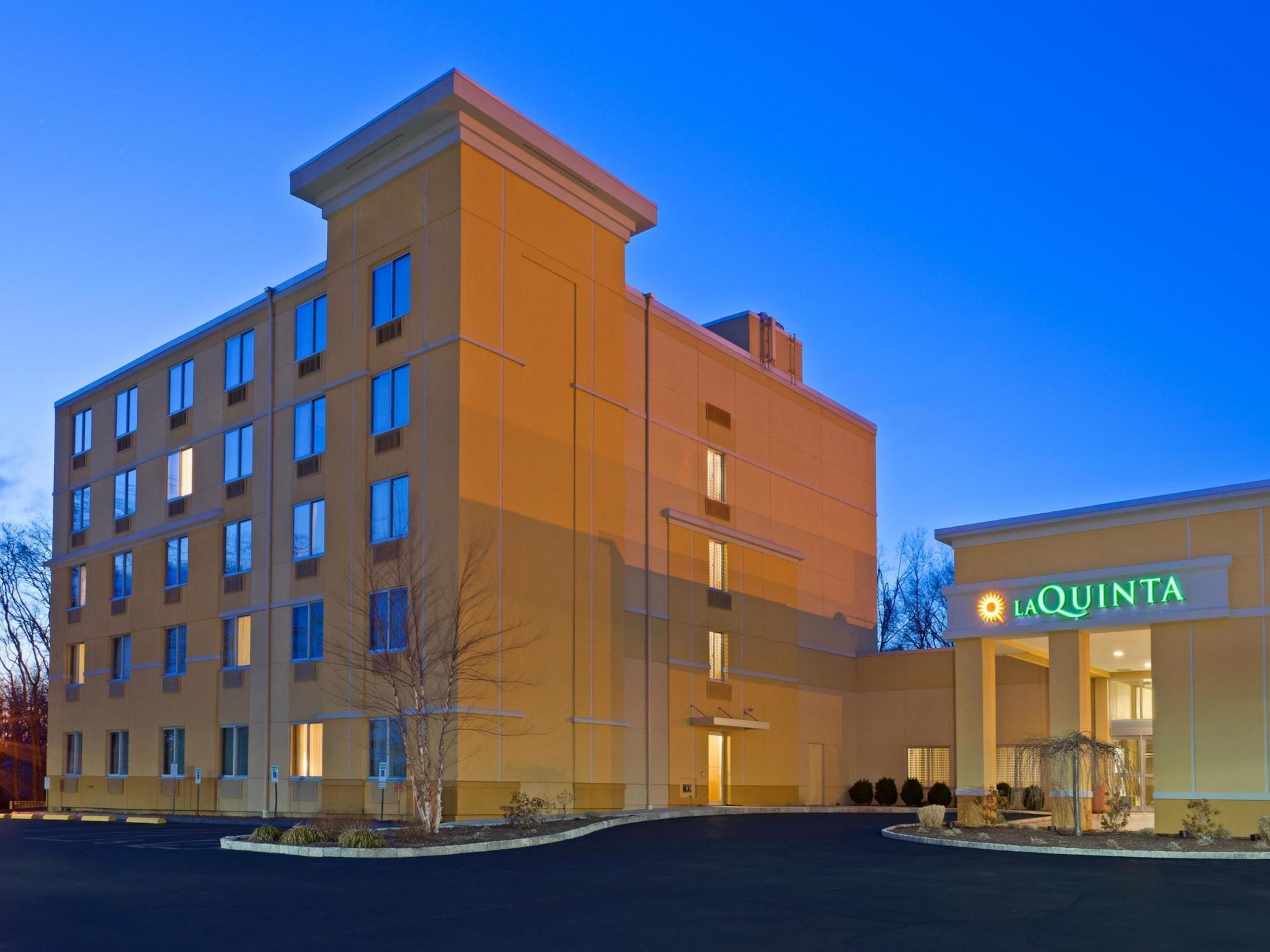 La Quinta By Wyndham Danbury Hotel Exterior photo