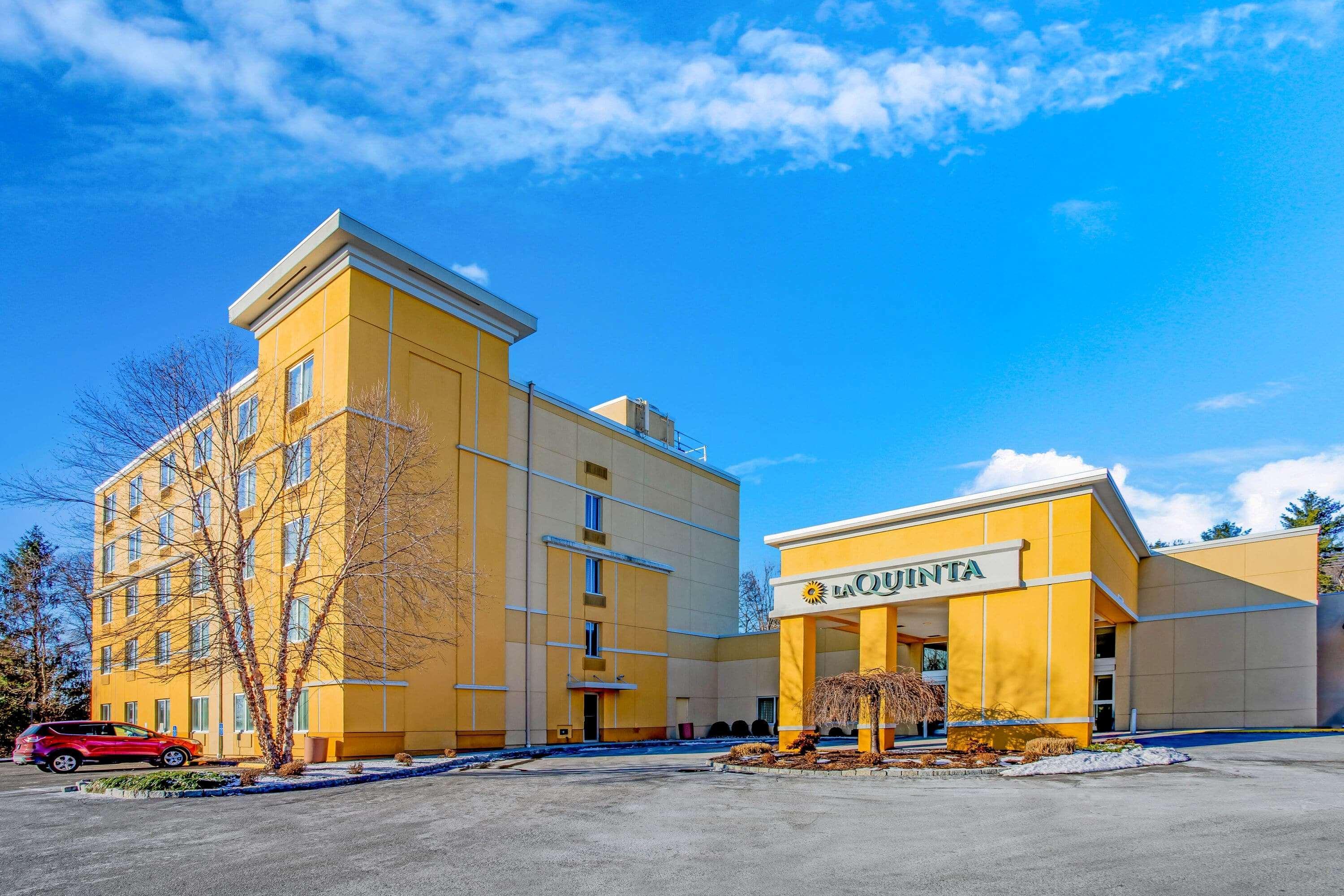 La Quinta By Wyndham Danbury Hotel Exterior photo